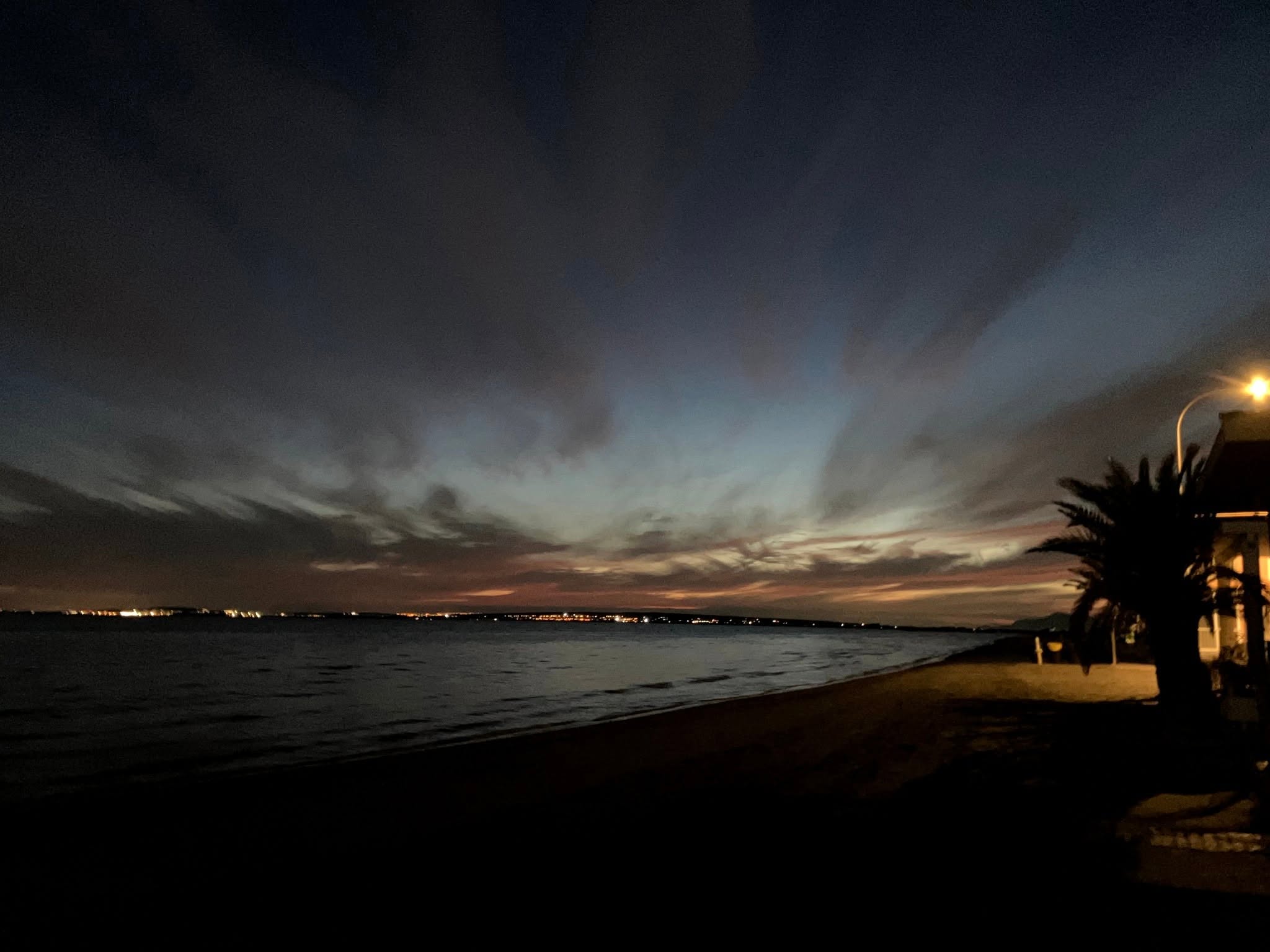 Paisaje de playa al atardecer