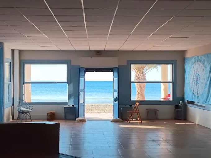 Sala de Mandala Yoga frente al mar