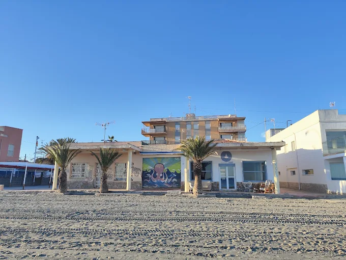 Centro frente al paseo y la playa